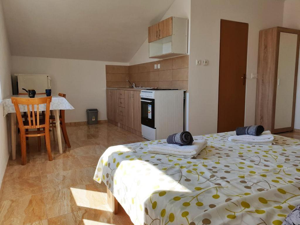 Apartments Loina Новаля Екстериор снимка