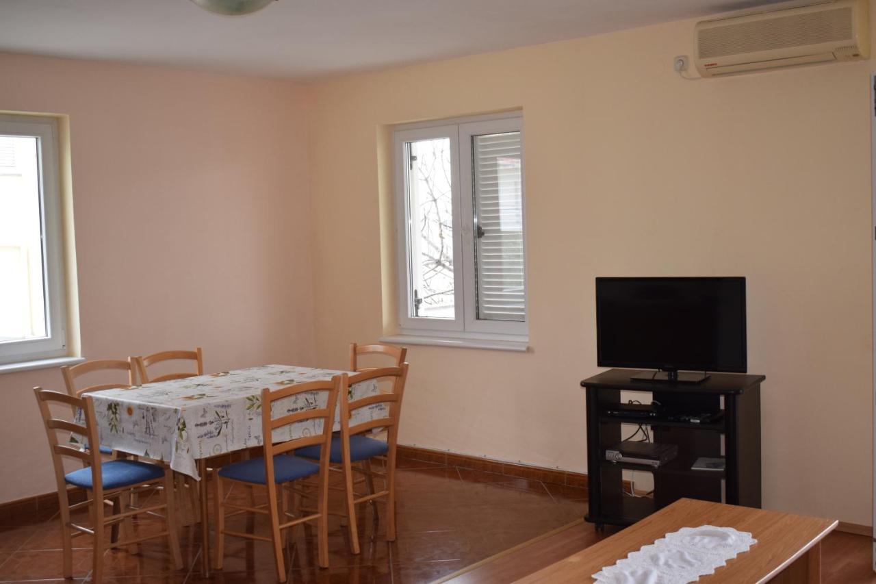 Apartments Loina Новаля Екстериор снимка