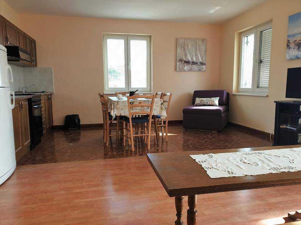 Apartments Loina Новаля Екстериор снимка